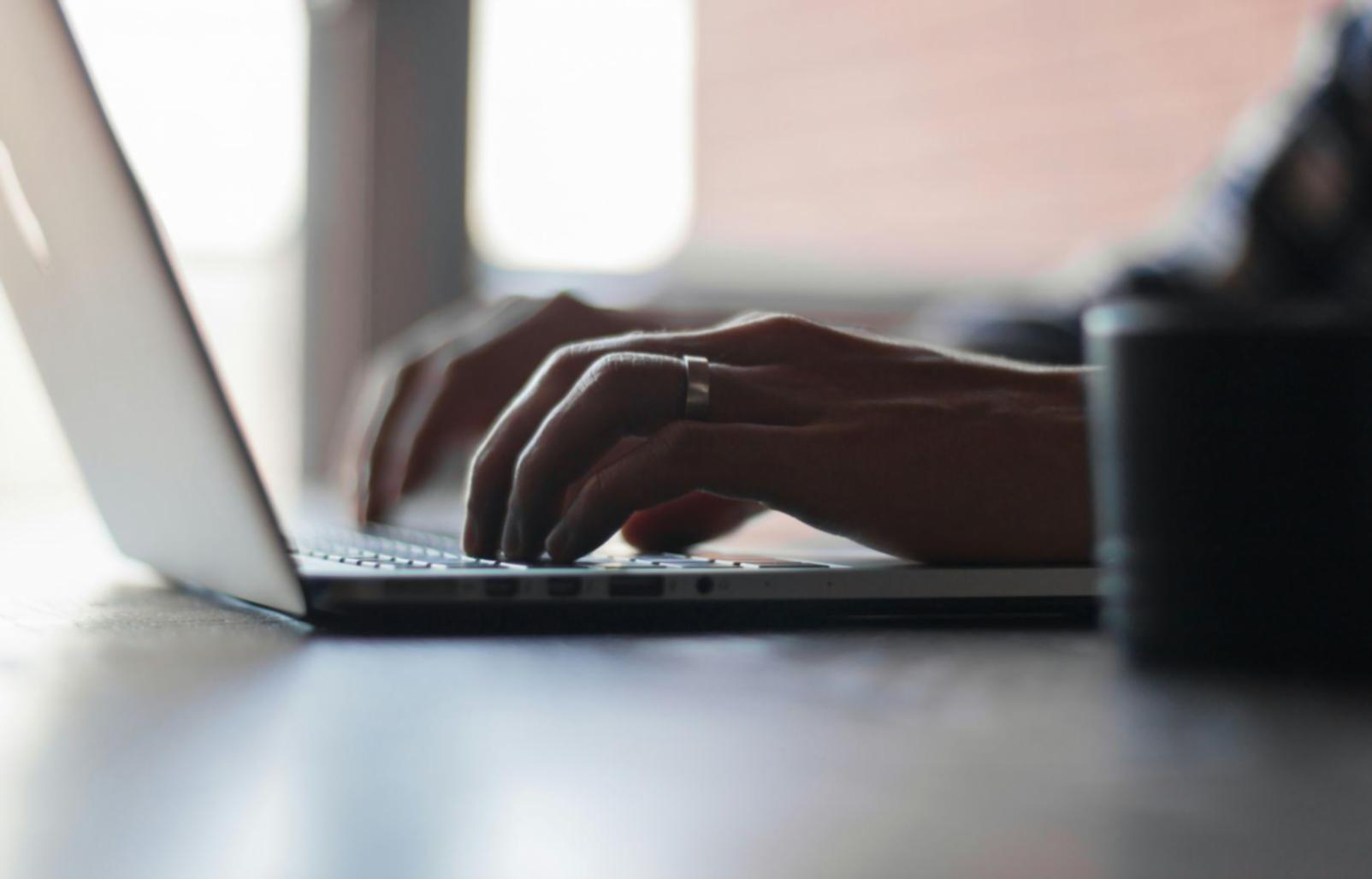 Finanzanalytiker bei der Arbeit mit Datenauswertung